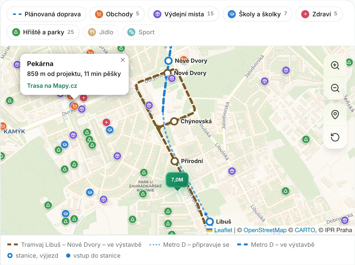 Mapa v okolí projektu Horizont Kamýk s vrstvou Plánovaná doprava: modře Metro D se stanicemi Nové Dvory a Libuš, hnědě tramvaj Libuš – Nové Dvory, otevřená karta pekárny s odkazem na trasu na Mapy.cz a legenda linek.